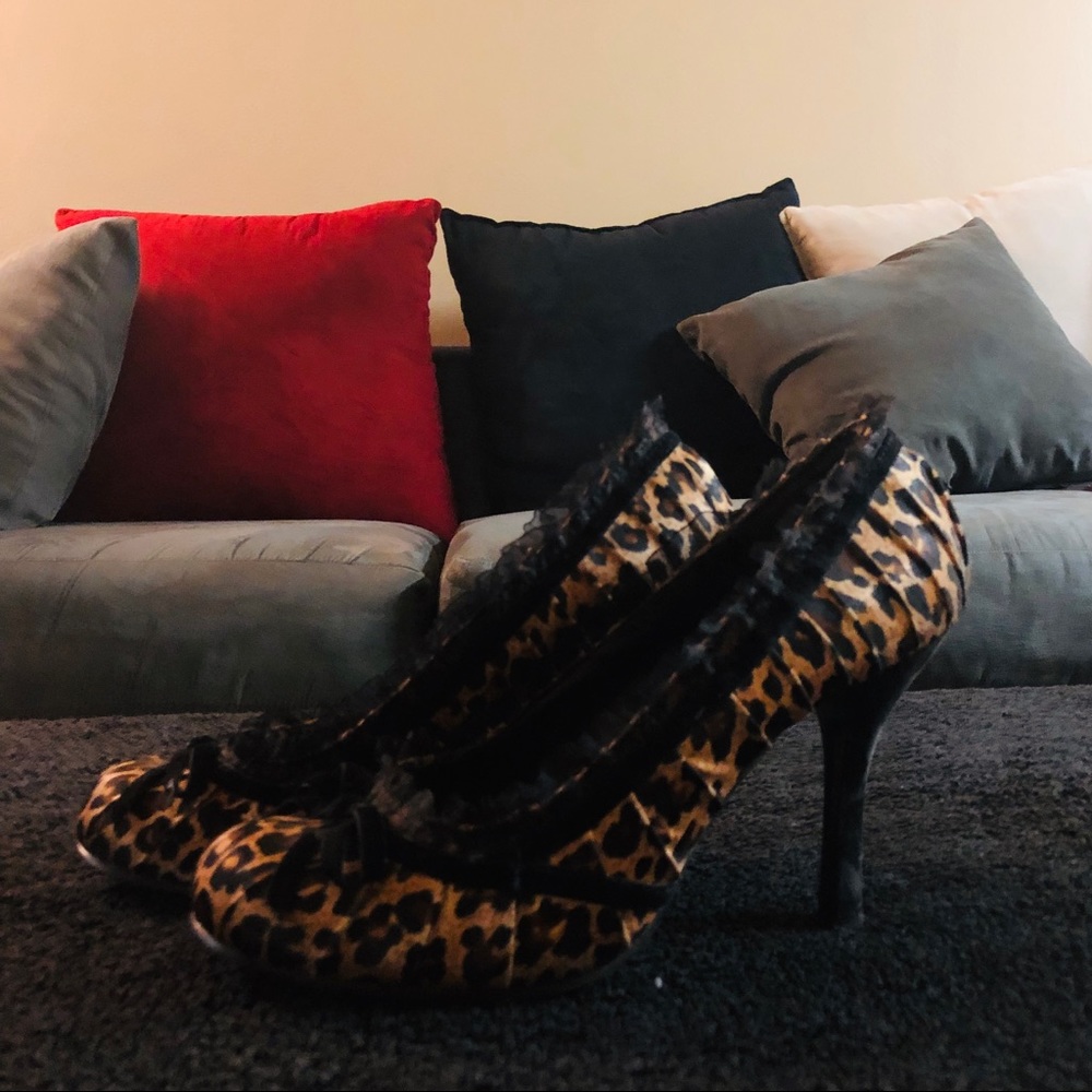 Wild Diva Leopard Print/Black Lace Heels - Picture 5 of 5